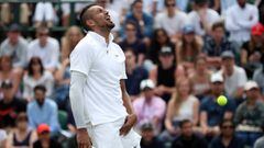 El tenista australiano Nick Kyrgios se lamenta durante su partido ante Rafa Nadal en Wimbledon 2019.