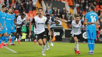 Hugo Duro celebra su segundo gol al Atl&eacute;tico en el descuento del Valencia-Atl&eacute;tico que supuso el 3-3.