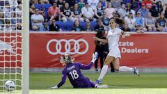 HARRISON, NEW JERSEY - JUNE 19: Alex Morgan #13 of San Diego Wave FC (R) scores past Ashlyn Harris #18 of NY/NJ Gotham FC during the first half at Red Bull Arena on June 19, 2022 in Harrison, New Jersey.   Tim Nwachukwu/Getty Images/AFP
== FOR NEWSPAPERS, INTERNET, TELCOS & TELEVISION USE ONLY ==