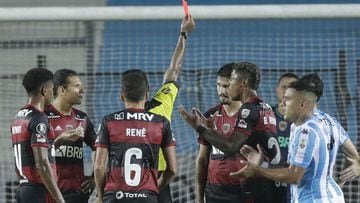 Venezuelan referee Alexis Herrera shows the red card to Brazil&#039;s Flamengo Thuler (3-R) for a foul over Argentina&#039;s Racing Club Lisandro Lopez (out of frame) during their closed-door Copa Libertadores round before the quarterfinals football match