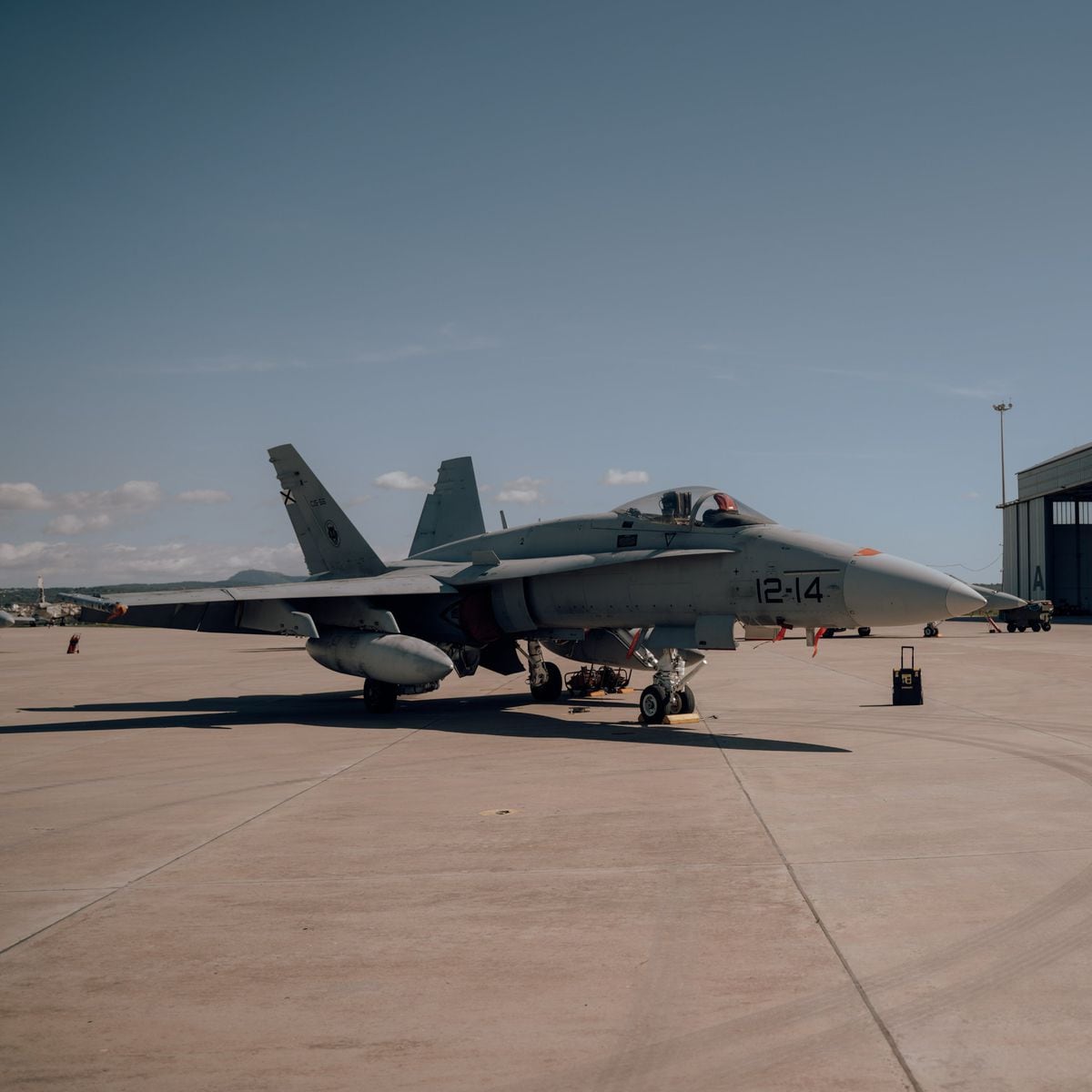 Un F-18 del Ejército rompe la barrera del sonido para interceptar un avión  de pasajeros
