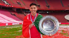 Edson Álvarez presume el trofeo de la Eredivisie