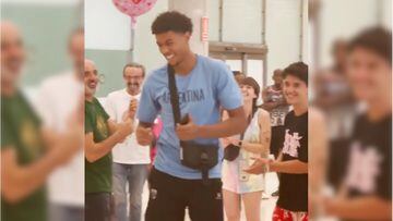El basquetbolista Lee Aaliya se convierte en héroe de aeropuerto