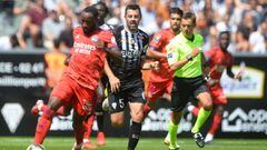 Lyon&#039;s French forward Moussa Dembele (L) fights for the ball with  Angers&#039; French midfielder Thomas Mangani (C) during the French L1 football match between Angers SCO and Olympique Lyonnais, at the Raymond-Kopa Stadium, in Angers, western France