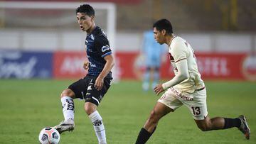 Ecuador&#039;s Independiente del Valle Argentine Lorenzo Faravelli (L) and Peru&#039;s Universitario Gerson Barreto vie for the ball during the Copa Libertadores football tournament group stage match at the Ate Monumental Stadium in Ate, east of Lima, on 