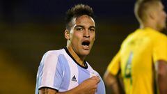 Lautaro Mart&iacute;nez celebra un gol con la camiseta de Argentina. 