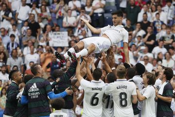 Asensio fue manteado por sus compañeros en su adiós al Madrid.