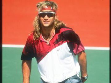 En sus primeros años como estrella del tenis, Andre Agassi deslumbró con sus looks, que incluyeron cintillos, lentes y collares, todo adornando su pelo rubio y su ropa colorida.