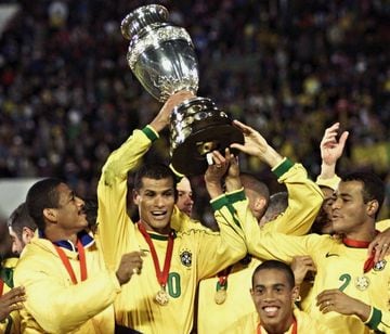 El 18 de julio de 1999 Ronaldinho consigue con Brasil la Copa América tras ganar en la final a Uruguay por 3-0.

 