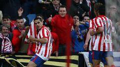 <b>ALEGRÍA. </b>Juanito celebra su gol, el primero del partido para los colchoneros, junto al banderín de córner.  Tras el zaguero, Valera y Salvio van a felicitarlo por su tanto.