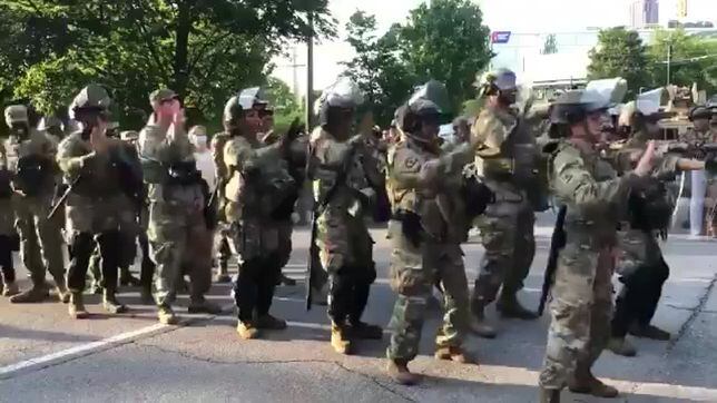 Inaudito: militares de USA bailan la Macarena en los disturbios
