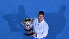 El tenista serbio Novak Djokovic posa con el trofeo Norman Brookes Challenge como campeón del Open de Australia 2023.