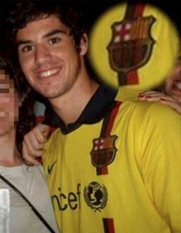 El actual jugador del Real Madrid, Isco, con la camiseta del FC Barcelona en su juventud. 