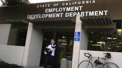 Una mujer abandona la oficina del Departamento de Desarrollo del Empleo en Sunnyvale, California.