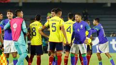 Jugadores de Colombia y de Brasil discuten en un partido de la fase final del Campeonato Sudamericano Sub 20.