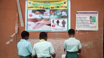 Lagos (Nigeria), 26/08/2020.- Babs Fafunwa Millennium Senior Secondary students wash their hands in a basin as they resume to write the West African Examination Council (WAEC) examination in Ojodu district in Lagos, Nigeria 26 August 2020. Earlier this mo