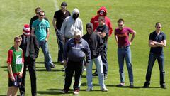 Los ultras del Atl&eacute;tico de Madrid, entre los que se encontraba Ignacio Racionero, que saltaron al campo durante un entrenamiento del Atl&eacute;tico de Madrid el 19 de mayo de 2005.