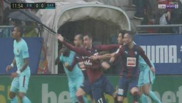El Eibar reclamó penalti por agarrón de Busquets en el 12'