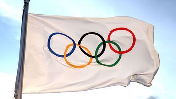 TOKIO, JAP&Oacute;N - 21 DE JULIO: Se muestra una bandera ol&iacute;mpica en el estadio de hockey Oi antes de los Juegos Ol&iacute;mpicos de Tokio 2020 el 21 de julio de 2021 en Tokio, Jap&oacute;n. 