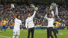 Marcelo, Cristiano y Ramos brindando los trofeos al Bernab&eacute;u.