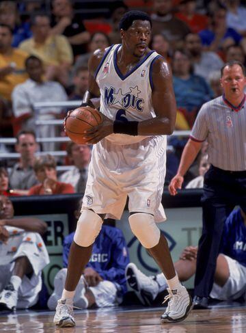Equipos: New York Knicks (1985-2000), Seattle SuperSonics (2000-2001) y Orlando Magic (2001-2002). Promedios en su carrera: 21 puntos, 9,8 rebotes y 2,4 tapones. En el Madison Square Garden, su 33 ondea con vientos muy distintos a los que tastó. En sus quince temporadas en la Gran Manzana, la franquicia disputó trece veces la fase final de la NBA. Desde entonces, lo ha hecho en cinco ocasiones. Los Rockets de Olajuwon, en 1994, y el primer anillo de la era Popovich, en 1999, en unas Finales sin minutos por lesión, negaron la culminación epopéyica a una trayectoria legendaria. Recuperó la grandeza de Willis Red o Walt Frazier, pero chocó, más allá de sus verdugos definitivos, con la tiranía Jordan. Una y otra vez. Jugó 1039 partidos vestido de blanco, o azul, y naranja; pero, aunque aparezcan difusos, no fueron los únicos colores que le acompañaron. 79 partidos con Seattle Supersonics y 65 con Orlando Magic dieron las últimas pinceladas a una obra que, desde 2008, se encuentra en el ‘museo’ Hall of Fame.