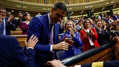 Spain's acting Prime Minister Pedro Sanchez applauds on the day of an investiture debate, as Spain's Socialists seek to clinch a new term following a deal with the Catalan separatist Junts party for government support, a pact which involves amnesties for people involved with Catalonia's failed 2017 independence bid, in Madrid, Spain November 16, 2023. REUTERS/Susana Vera
