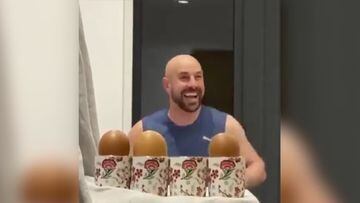 La divertida broma con tres huevos que hizo Pepe Reina