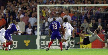 Como sucediese en 1996, la final de la Eurocopa del año 2000 (la primera vez que se celebraba en dos países, Bélgica y Holanda) se decidió por un 'Gol de Oro'. En esta ocasión, el héroe inesperado fue David Trezeguet, aunque gran parte del mérito se debe 