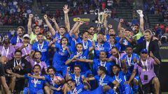<br><br>

Julio Cesar Dominguez levanta el trofeo de Campeon junto a jugadores de Cruz Azul durante el partido Atlas vs Cruz Azul, correspondiente a la Supercopa de la Liga BBVA MX (Campeon de Campeones), en el Estadio Dignity Health Sports Park, el 26 de junio de 2022.