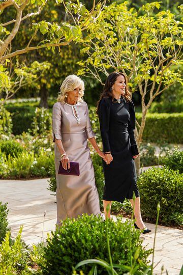 La primera dama estadounidense Jill Biden y su hija Ashley Biden asisten a la boda real del príncipe heredero Hussein y Rajwa al Saif de Jordania.