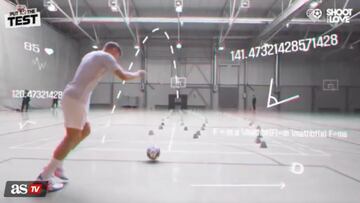 Real Madrid’s Toni Kroos posted this challenge that shows off his incredible precision. After seven tries, he achieved the insane goal and the video went viral.