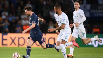 Paris Saint-Germain&#039;s Argentinian forward Lionel Messi (L) runs with the ball flanked by and Manchester City&#039;s English defender Kyle Walker during the UEFA Champions League first round group A football match between Paris Saint-Germain&#039;s (P