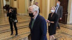 Washington (Estados Unidos), 14/09/2020.- El l&iacute;der de la mayor&iacute;a del Senado, Mitch McConnell, camina hasta el piso del Senado desde su oficina en el Capitolio de los Estados Unidos en Washington, DC, Estados Unidos, 14 de septiembre de 2020.