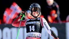 La esquiadora austriaca Cornelia Hütter celebra su victoria en el supergigante de la Copa del Mundo de Kvitfjell, Noruega.