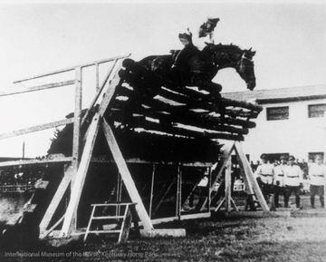 El 5 de febrero de 1949, el capitán de Carabineros Alberto Larraguibel junto a su caballo llamado 'Huaso' impusieron el récord mundial de salto con 2 metros y 47 centímetros. La marca no ha sido superada hasta el día de hoy.