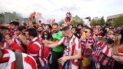 Los jugadores del Atlético de Madrid salen al exterior de Zorrilla para celebrar el título de Liga con los seguidores que se habían desplazado 