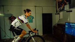 La ciclista sudafricana Ashleigh Moolman compite durante una carrera en Zwift con el maillot de campeona del mundo de ciclismo virtual en las instalaciones de Rocacorba Cycling.