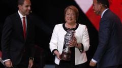 Michelle Bachelet en el sorteo de la Copa Am&eacute;rica junto a Segio Jadue, presidente de la ANFP, y Juan Angel Napout, presidente de la Conmebol.