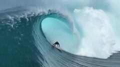 El surfista Billy Kemper surfeando una ola gigante en forma de tubo en Jaws (Pe&#039;ahi, Maui, Haw&aacute;i, Estados Unidos) el 11 de enero del 2023. 