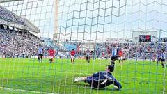 <b>MALA SUERTE. </b>Javier Farinós lanza el penalti al palo de la portería de Falcón en el minuto 95.