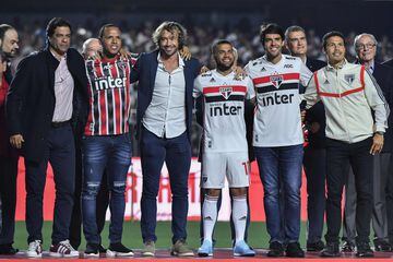 Raí, Luis Fabiano, Lugano, Kaká and Hernanes with new signing Dani Alves.