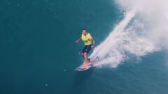 Billy Kemper, con licra amarilla y chaleco salvavidas hinchable, surfeando una ola gigante en Jaws (Pe&#039;ahi, Maui, Haw&aacute;i, Estados Unidos) durante el campeonato del mundo de surf de olas grandes, en la que era su cuarta victoria en este evento, 