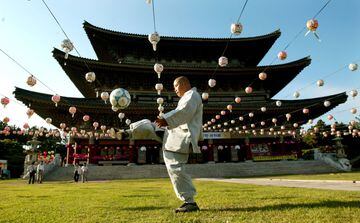Un monje juega al fútbol cerca del templo de Yakcheonsa en la isla de Jeju. 