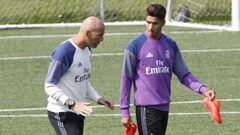 Zidane y Achraf, durante un entrenamiento del Real Madrid.