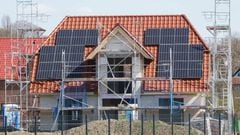 11 April 2022, Lower Saxony, Sehnde: Single-family homes with photovoltaic systems are being built in the Hanover region. Photo: Mia Bucher/dpa (Photo by Mia Bucher/picture alliance via Getty Images)