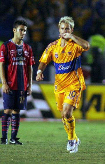 El atacante argentino Gastón Fernández se proclamó campeón continental con Estudiantes de la Plata en 2009. En México defendió dos playeras antagónicas; primero la del Monterrey en los torneos Clausura y Apertura 2006 y posteriormente la de Tigres en los torneos Clausura 2008 y Apertura 2009.