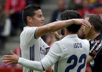 James and Isco celebrate in Gijón. 1-1.