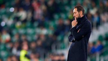 ELCHE, SPAIN - DECEMBER 08: Pablo Machin, head coach of Elche CF looks on during the friendly match between Elche CF and Leeds United at Estadio Manuel Martinez Valero on December 08, 2022 in Elche, Spain. (Photo by Silvestre Szpylma/Quality Sport Images/Getty Images)