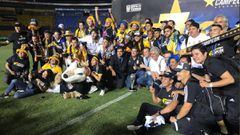 Tigres festejando el campeonato en el Estadio Universitario.