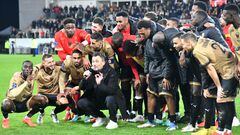 Los jugadores del Lens, con el entrenador Franck Haise micrófono en mano, celebran la victoria contra el PSG.